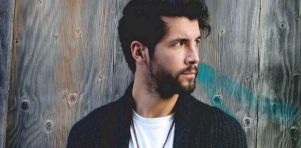 Entrevue avec Laurence Castera | L&rsquo;auteur-compositeur-interprète qui convertit les sceptiques